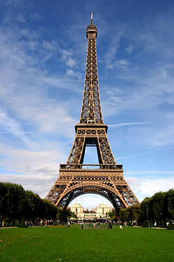 cette photo montre la tour eiffel de Paris